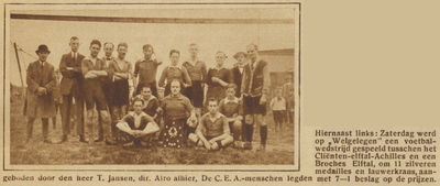 871415 Groepsportret van het cliëntenvoetbalelftal Achilles, dat een wedstrijd speelde tegen het Broches-elftal en met ...